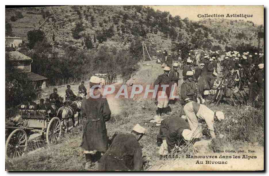 CPA Militaria Manoeuvres dans les Alpes Au bivouac 