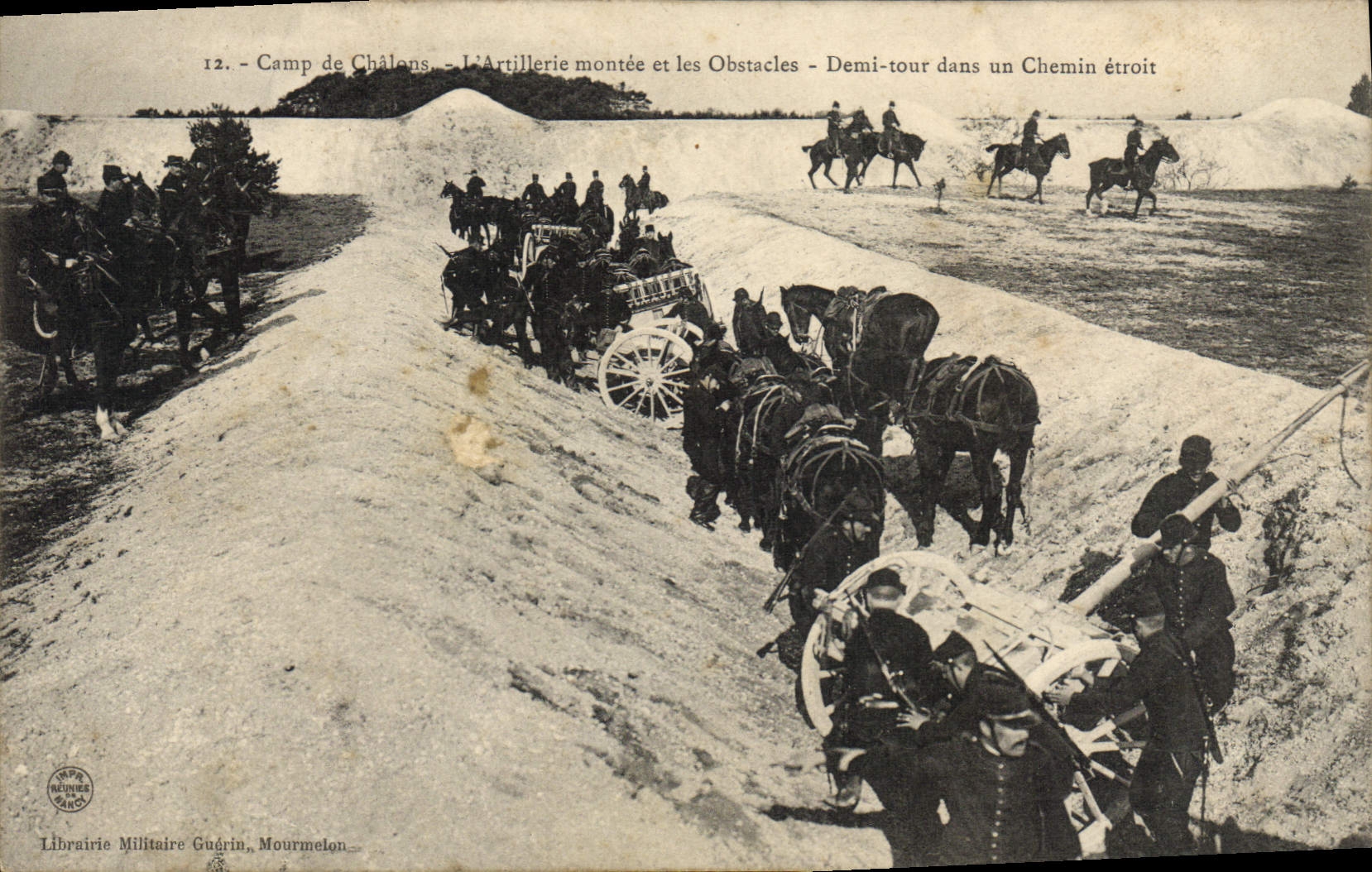 CPA Militaria Camp du Chalons L'artillerie montee et les obstacles Demi tour dans un chemin etroit