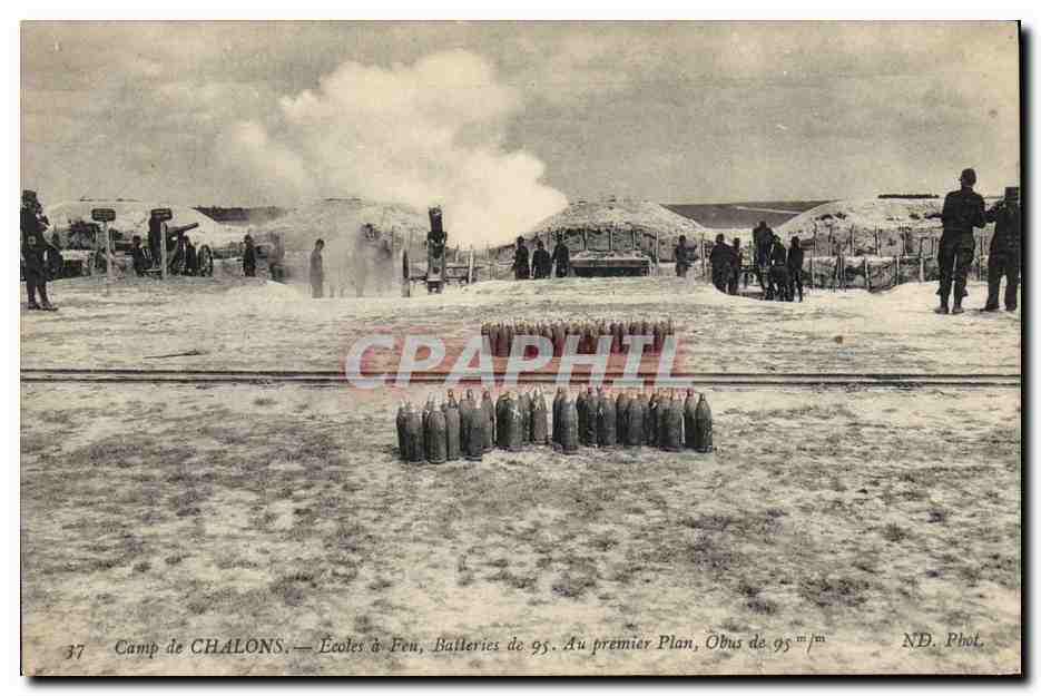 CPA Militaria Camp de Chalons Ecoles a feu Batteries de 95 Au premier plan Obus de 95 mm
