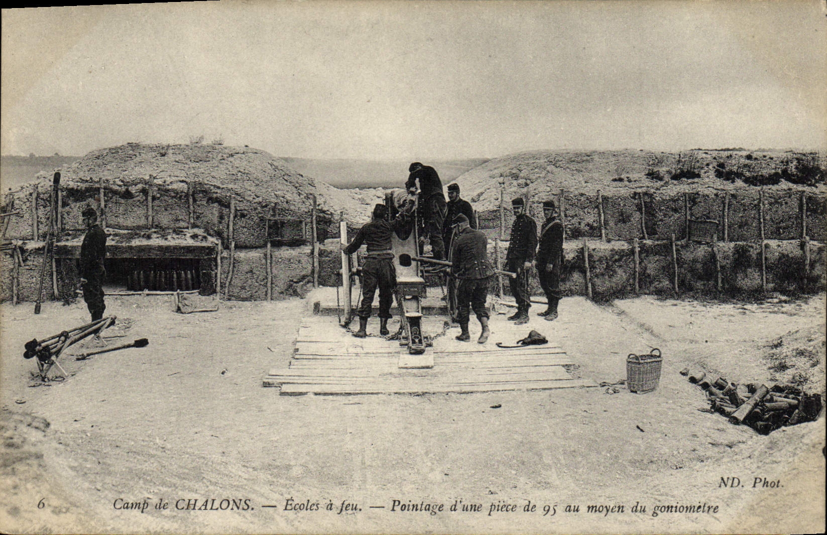 CPA Militaria Camp de Chalons Ecoles a feu Pointage d'une piece de 95 au moyen d'un goniometre