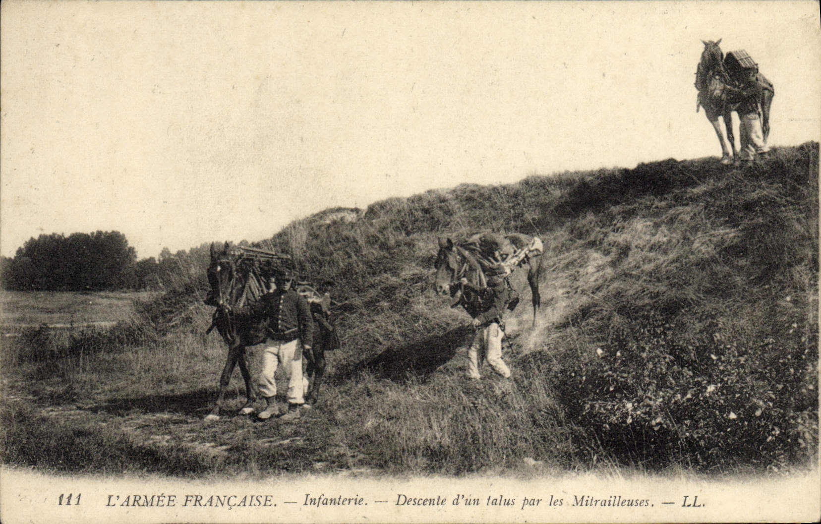 L'ARMÉE FRANÇAISE — Infanterie — Descente d'un talus par les Mitraillleuses — LL. — N° 111