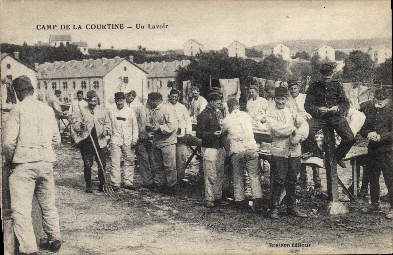 CPA Militaria Camp de la Courtine Un lavoir 