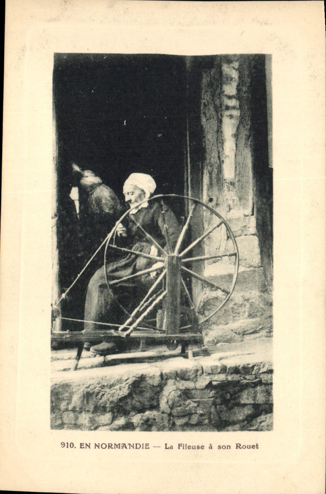 CPA Folklore Normandie La fileuse a son rouet