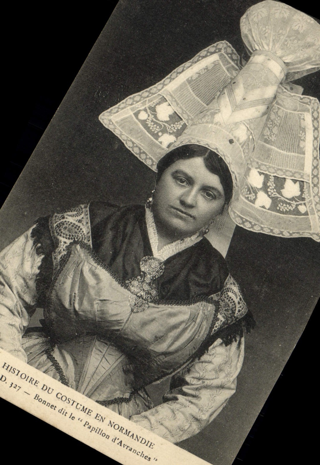 CPA Folklore Normandie Bonnet dit le Papillon d'Avranches 