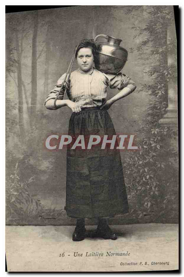 CPA Folklore Normandie Une laitiere Normande
