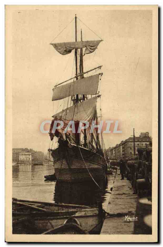 CPA Bateau Marseille Un voilier dans le vieux port Dans le lointain La Canebiere 