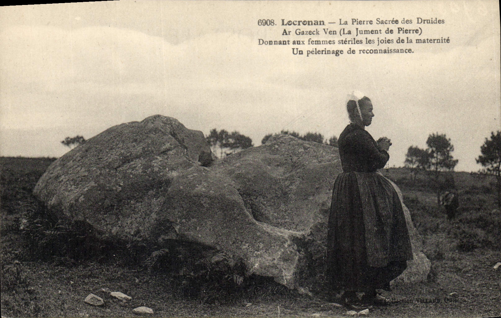 CPA Dolmen Menhir Locronan La pierre sacree des Druides Ar Gazeck Ven La jument de pierre Folklore 