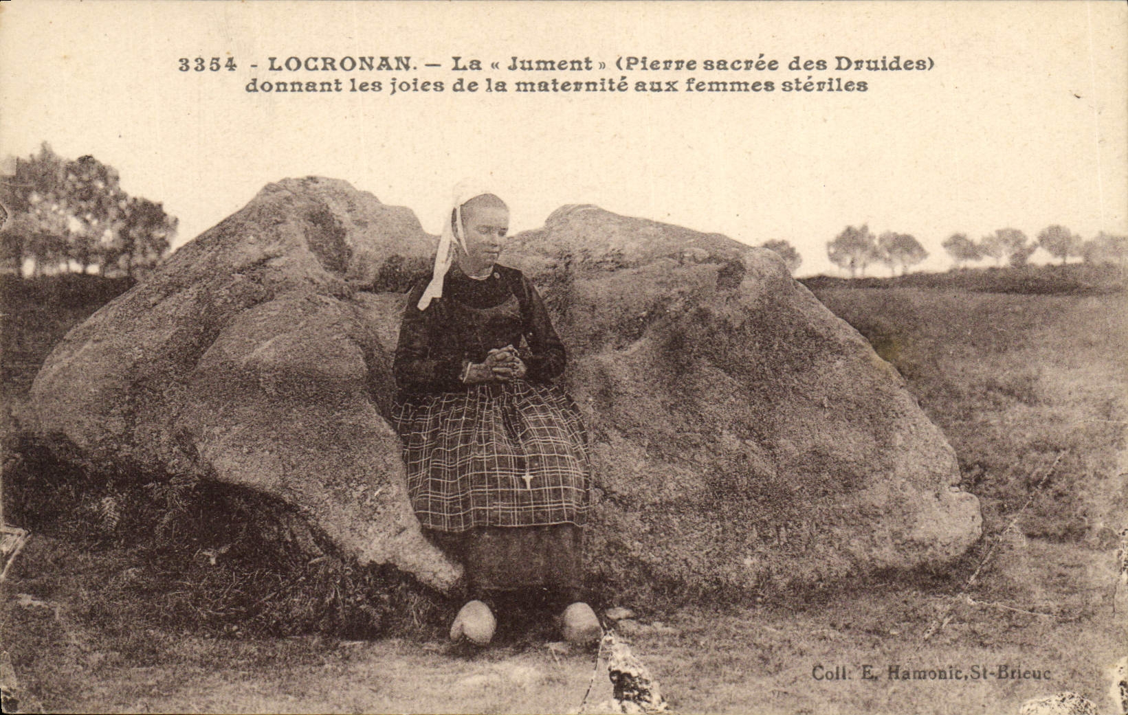 CPA Dolmen Menhir Locronan La jument Pierre sacree des druides donnant les joies de la maternite aux femmes steriles