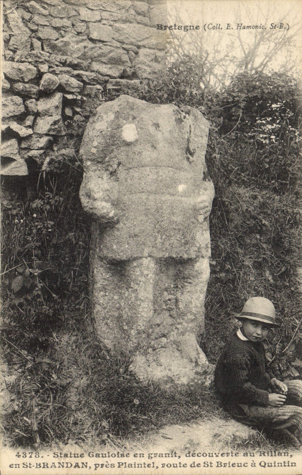 CPA Dolmen Menhir Bretagne Statue gauloise en granit decouverte au Rillan en St Brandan pres Plaintel Route de St Brieu