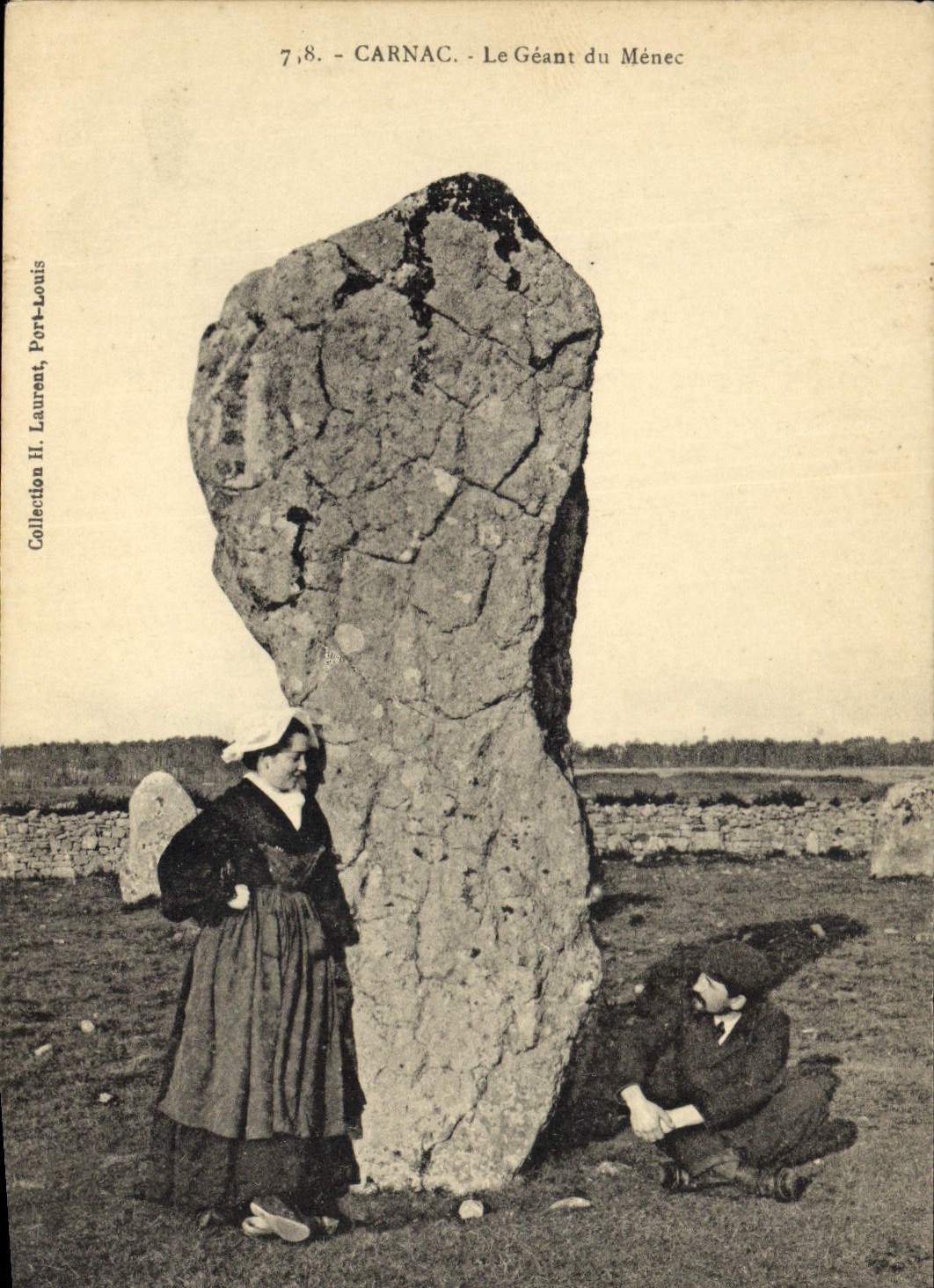 CPA Dolmen Menhir Carnac Le geant du Menec Folklore
