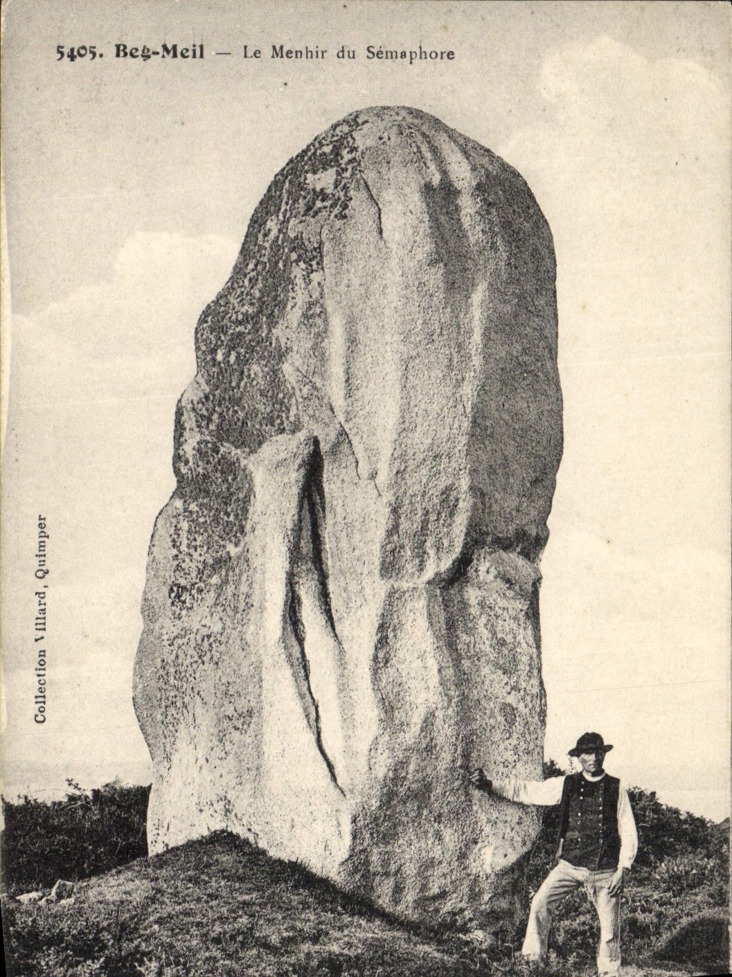 CPA Dolmen Menhir Beg meil le menhir du semaphore Folklore Beg-meil