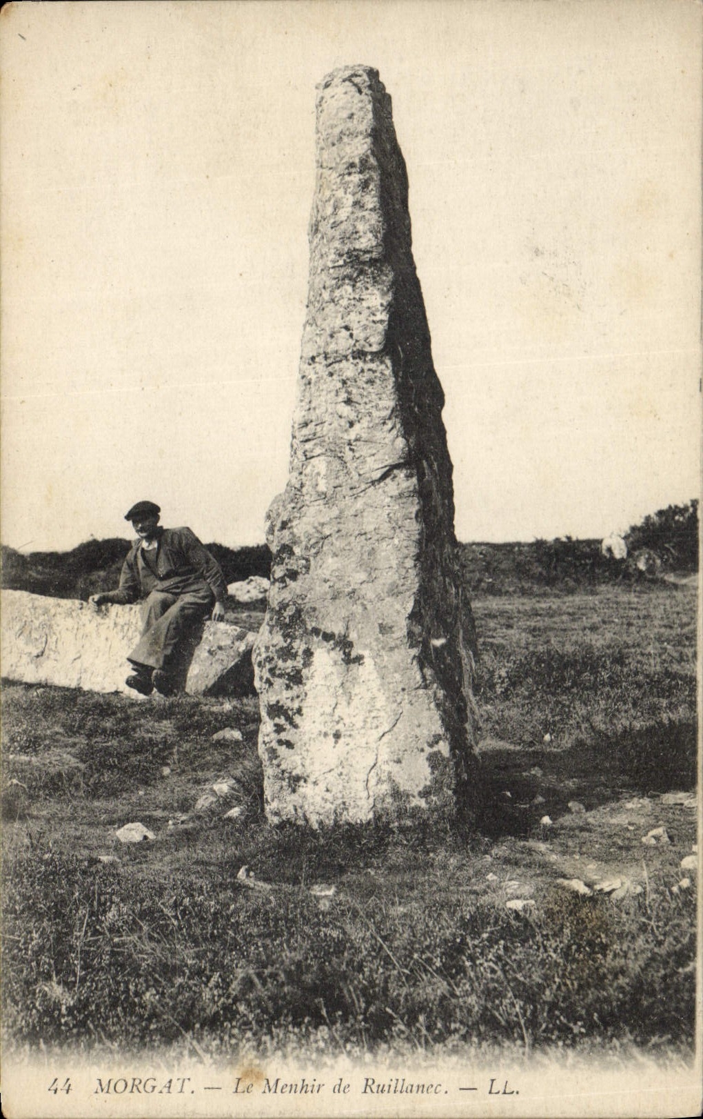 CPA Dolmen Menhir Morgat Le menhir de Ruillanec 