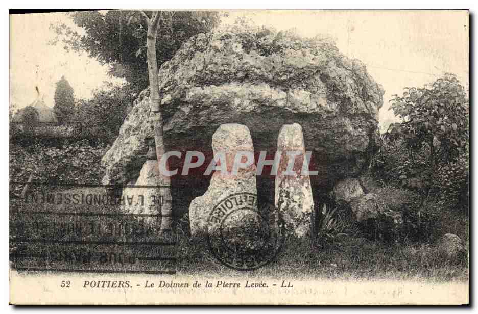 CPA Dolmen Menhir Poitiers Le dolmen de la pierre levee 