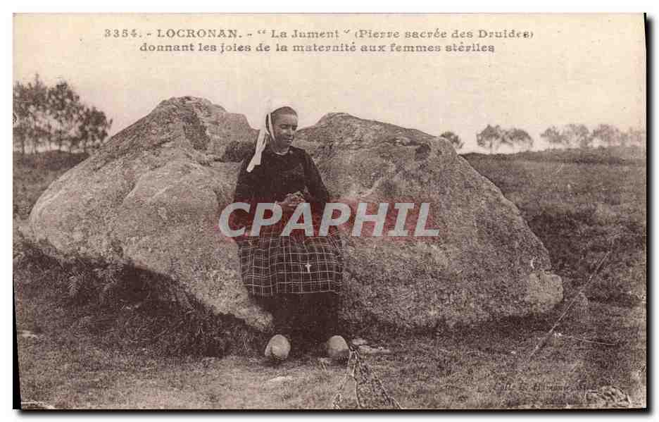 CPA Dolmen Menhir Locronan La jument Pierre sacree des Druides Folklore 