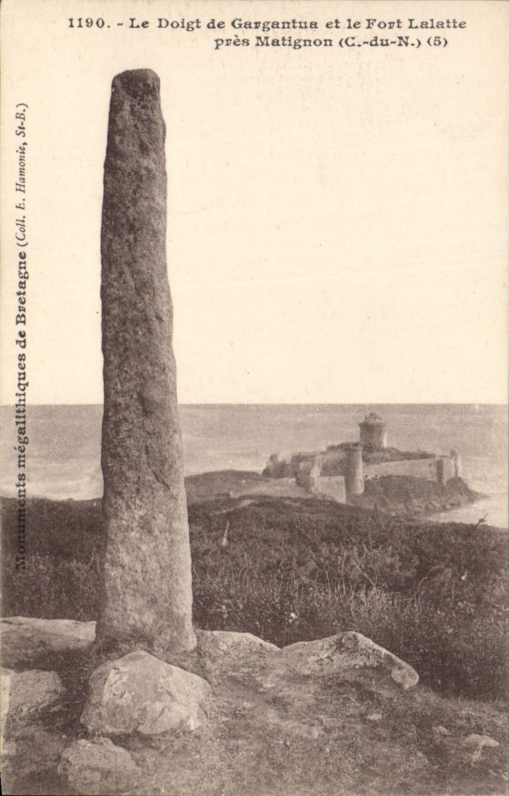 CPA Dolmen Menhir Le doigt de Gargantua et le Fort Lalatte pres Matignon 