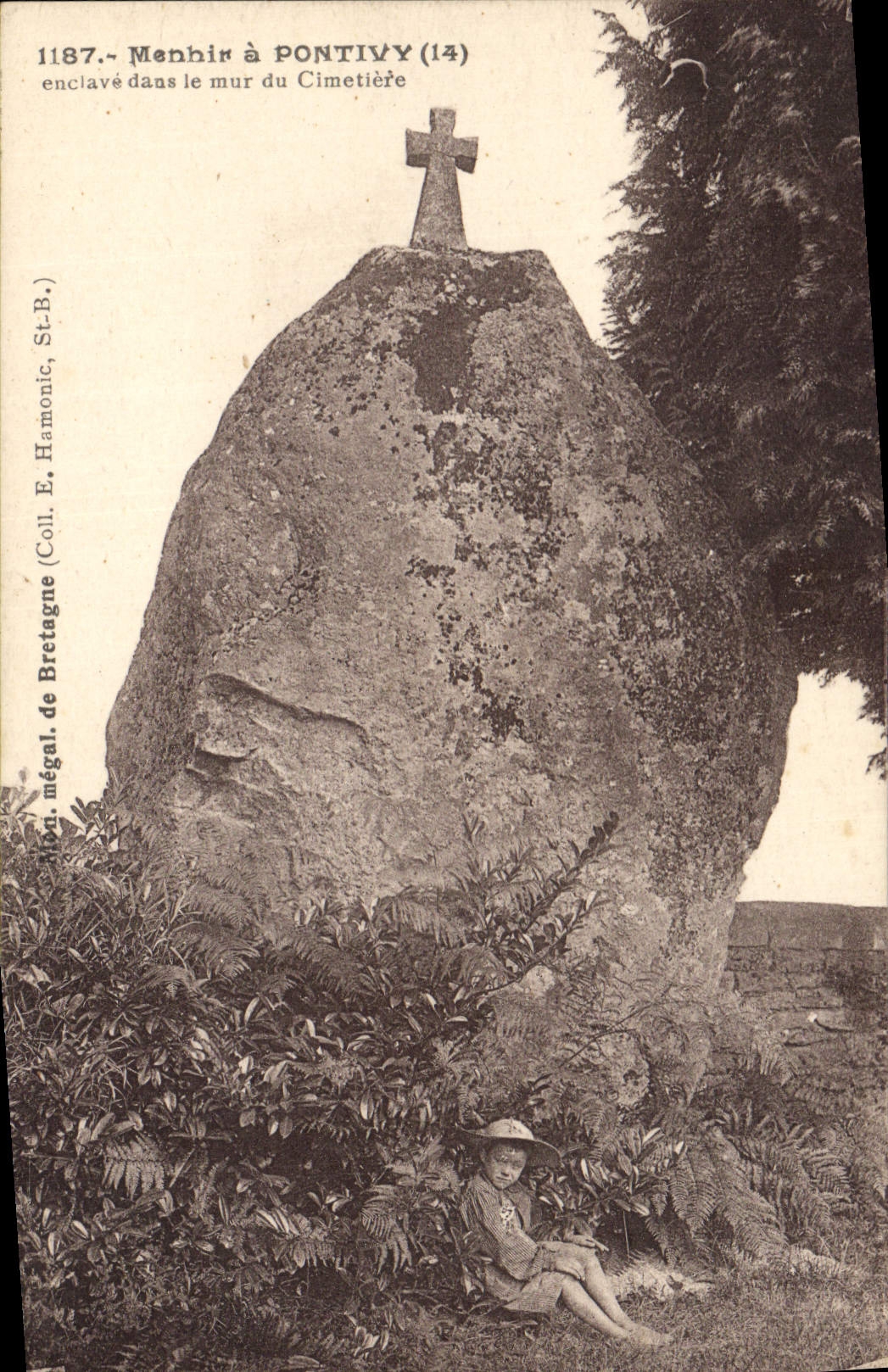 CPA Dolmen Menhir a Pontivy enclave dnas le mur du cimetiere