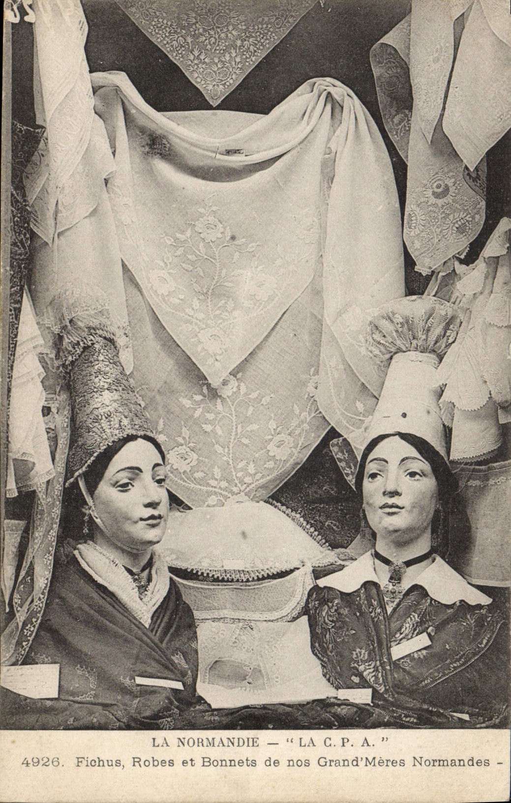 CPA Folklore Normandie Fichus robes et bonnets de nos grand meres normandes 
