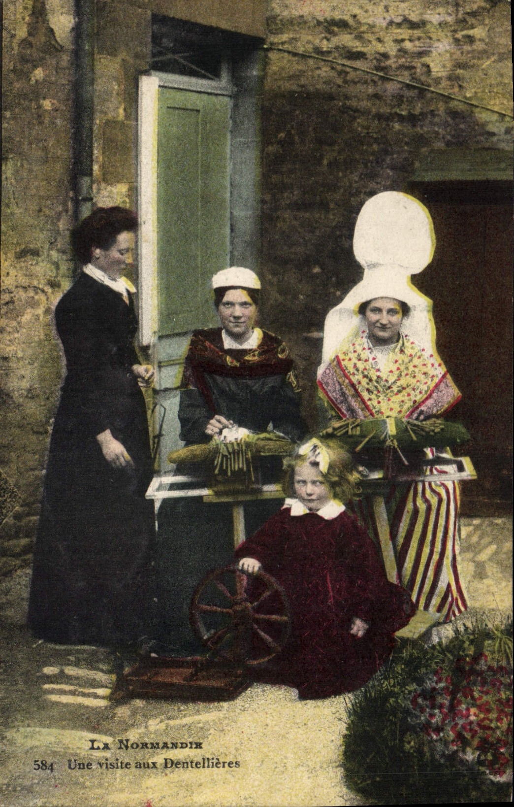 CPA Folklore Normandie Une visite aux dentellieres 
