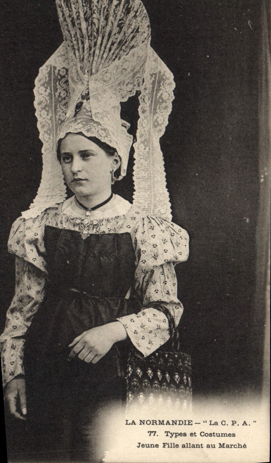 CPA Folklore Normandie Jeune fille allant au marche 