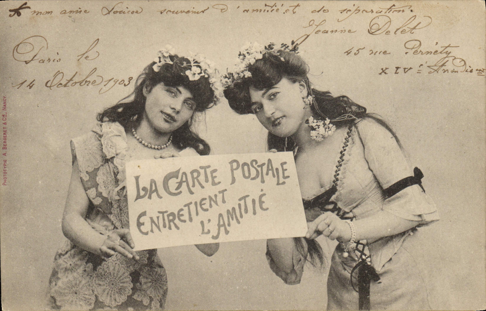 Deux jeunes femmes — avec pancarte « La carte postale entretient l'amitié » — Phototype A. Berneret & Cie, Nancy