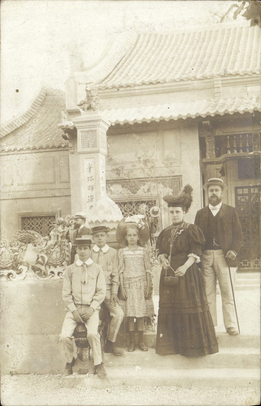 Familia frente a un edificio chino — editor Luthenhot, Bresping y Cie, París — número de serie no visible