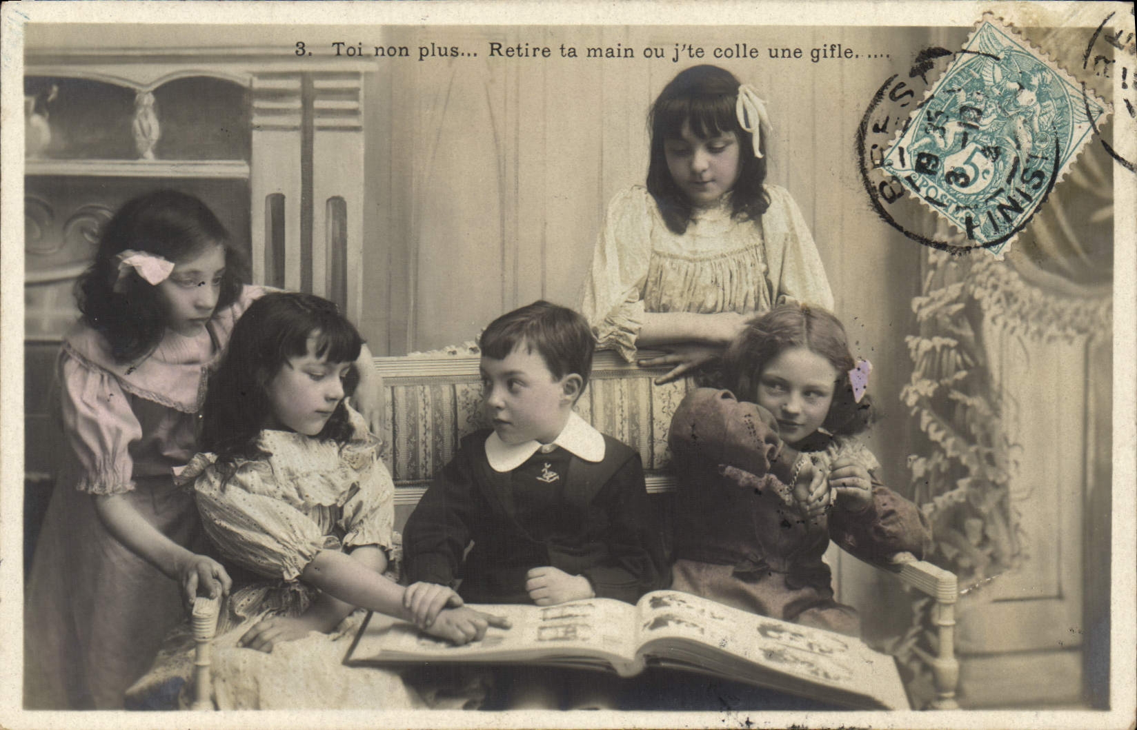 Enfants autour d'un livre — scène d'humour — éditeur non visible