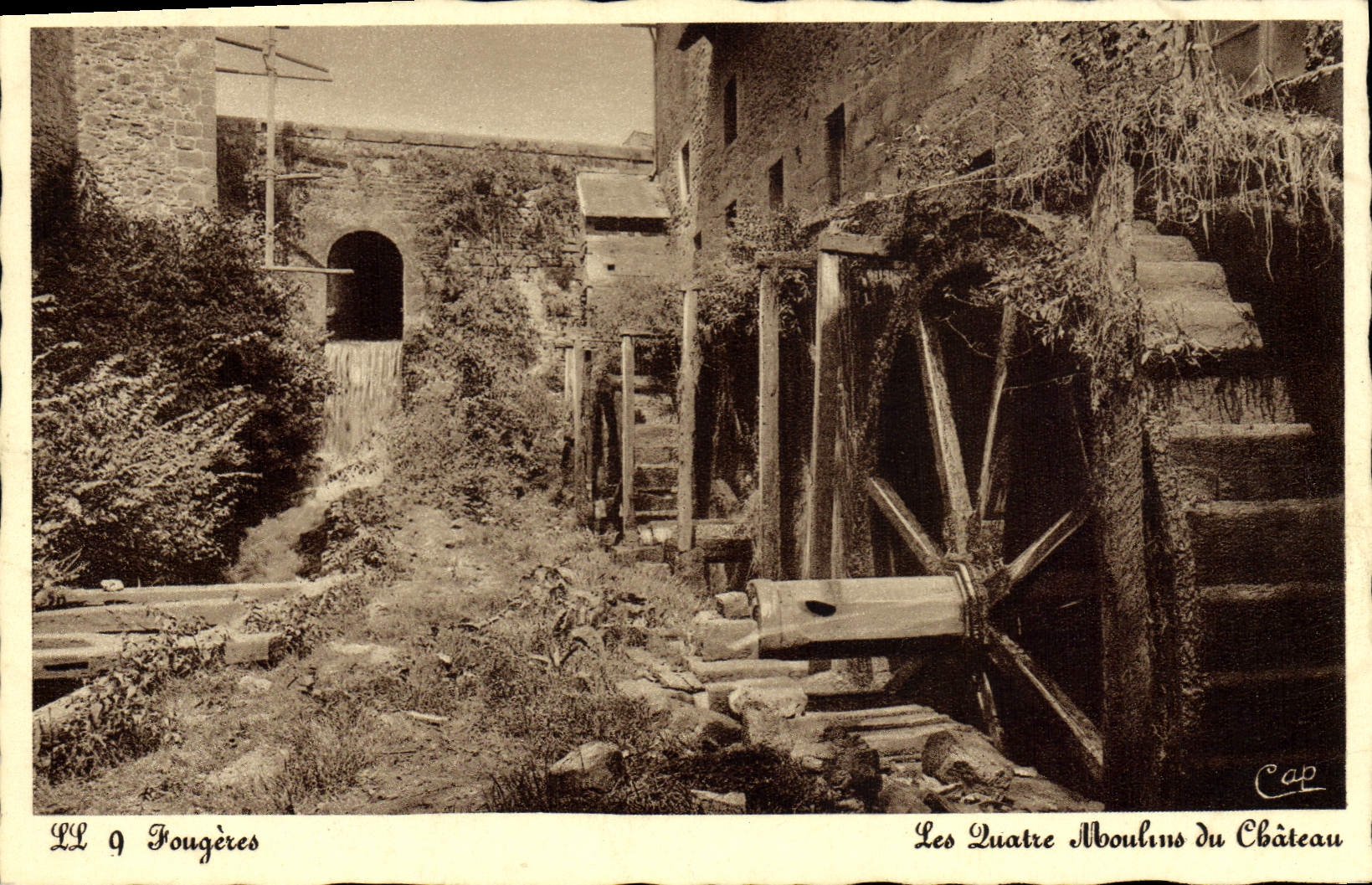 CPA Moulin a eau Fougeres Les quatre moulins du chateau 