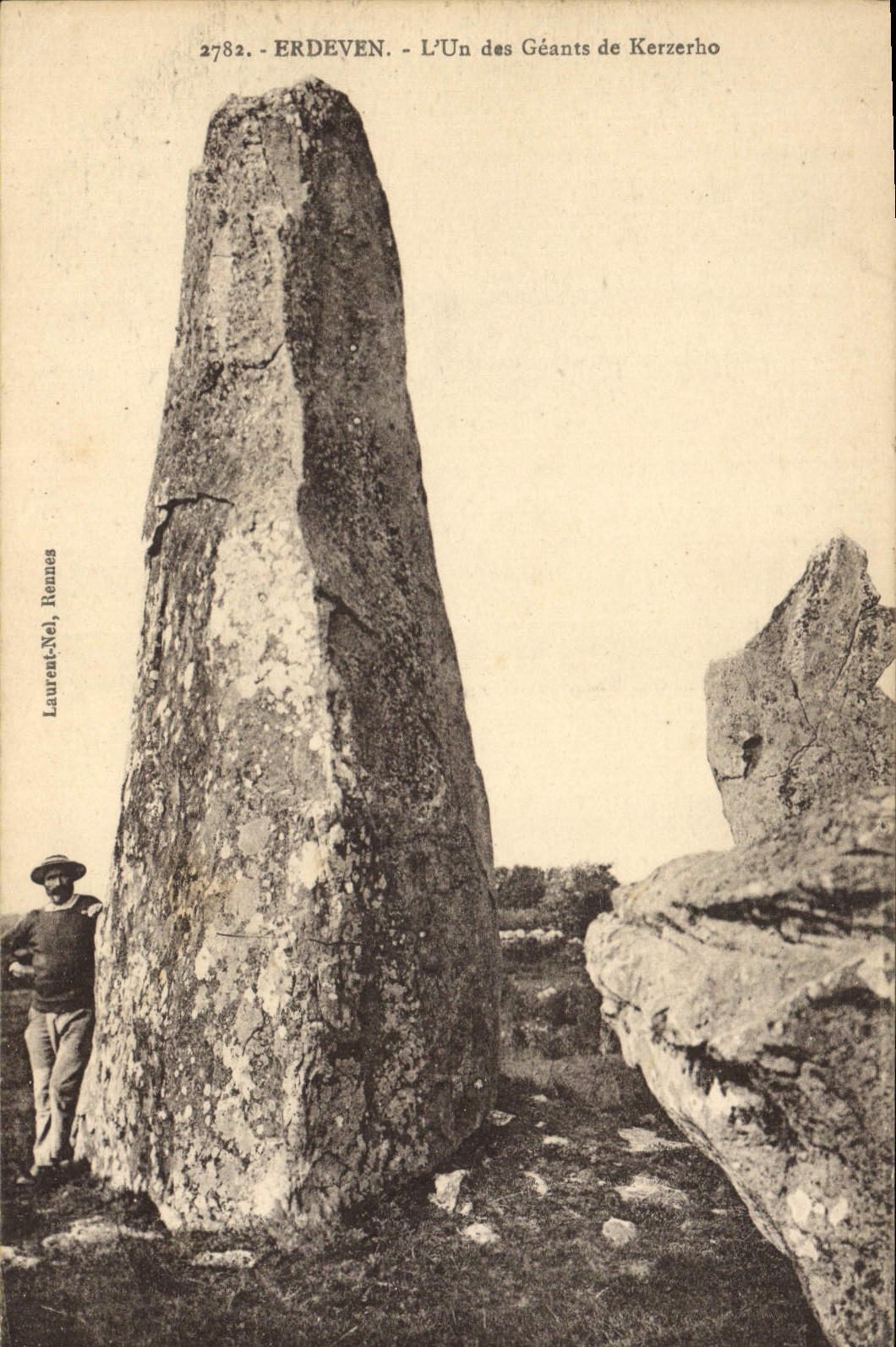 CPA Dolmen Menhir Erdeven l'un des geants de Kerzerho