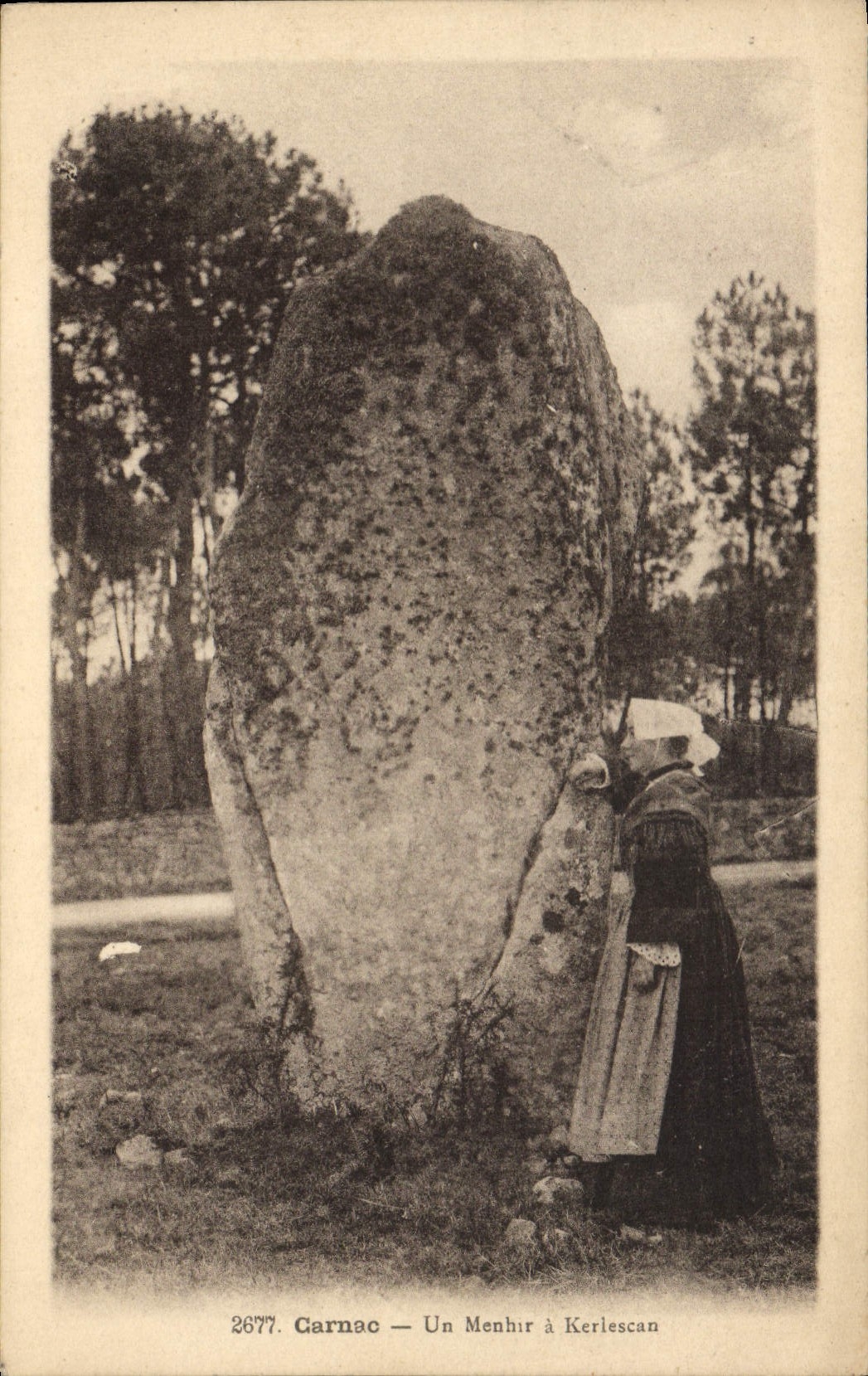 CPA Dolmen Menhir Carnac Un menhir a Kerlescan Folklore 