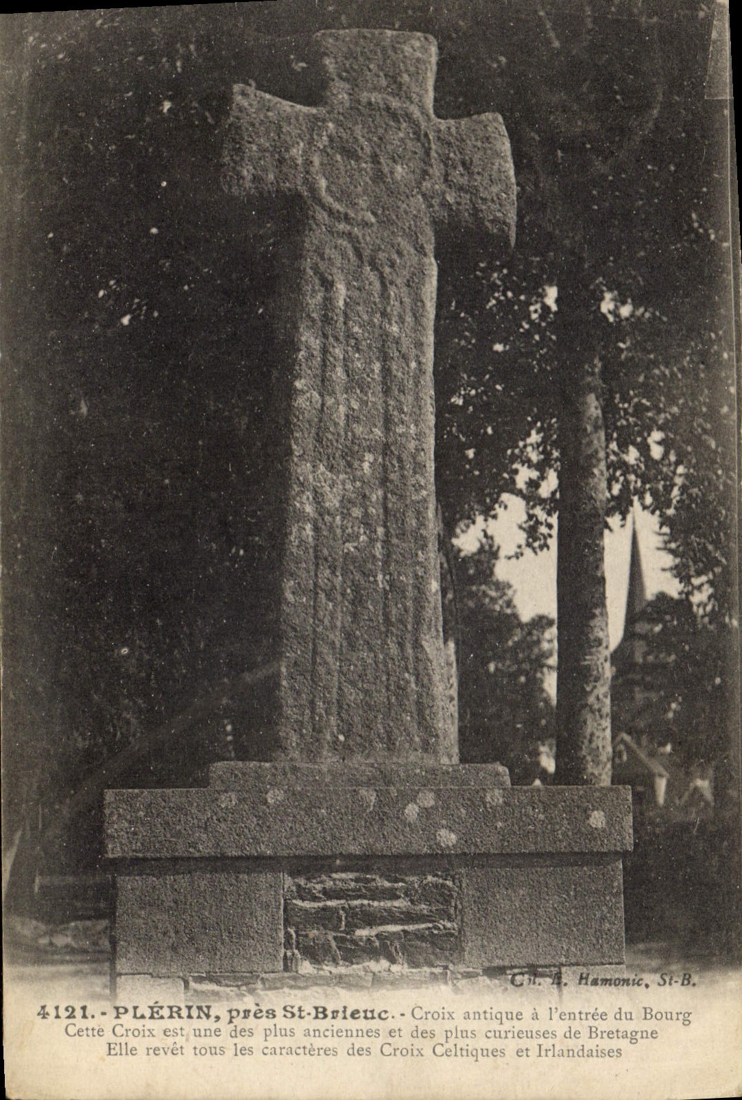CPA Dolmen Menhir Plerin pres St Brieuc Croix antique a l'entree du bourg 
