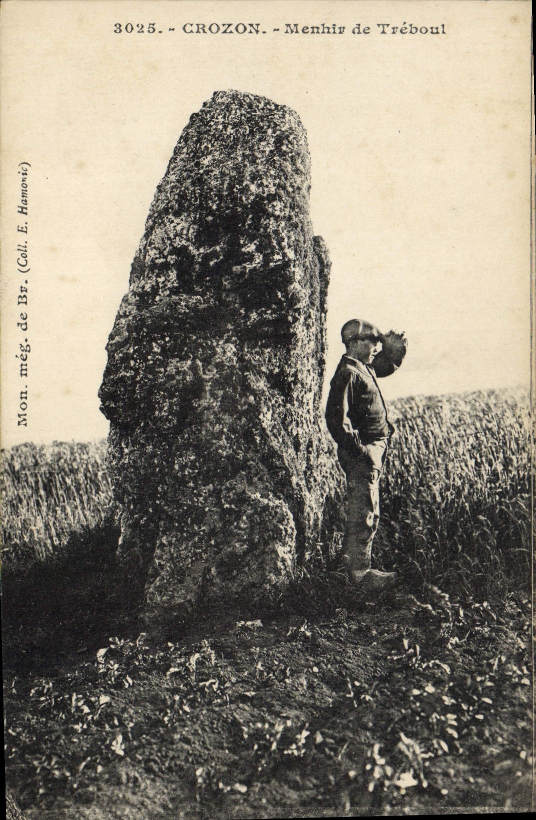 CPA Dolmen Menhir de Treboul Crozon Enfant Folklore 