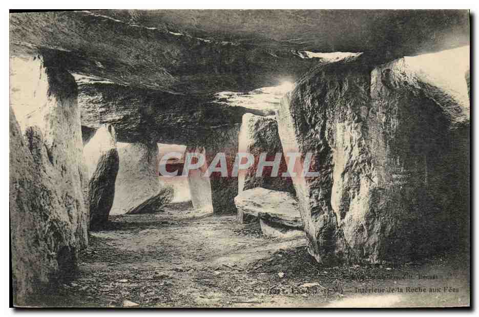 CPA Dolmen Menhir Esse Interieur de la roche aux fees