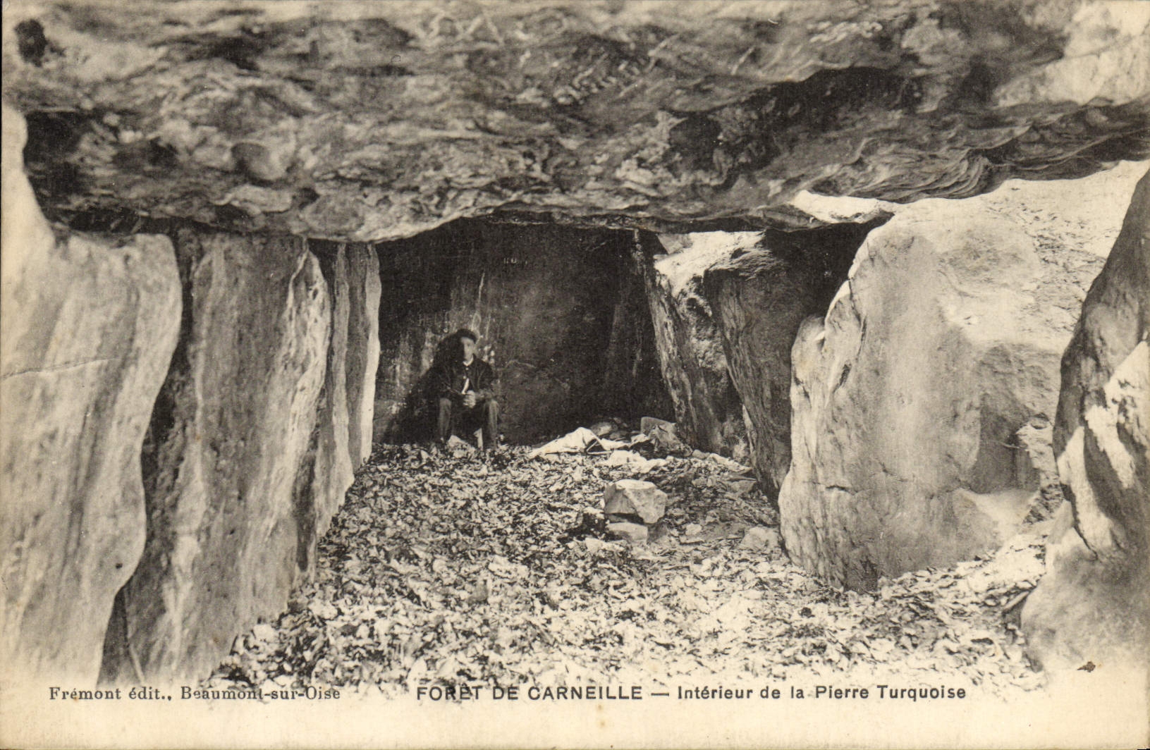 CPA Dolmen Menhir Foret de Carneille Interieur de la Pierre Turquoise