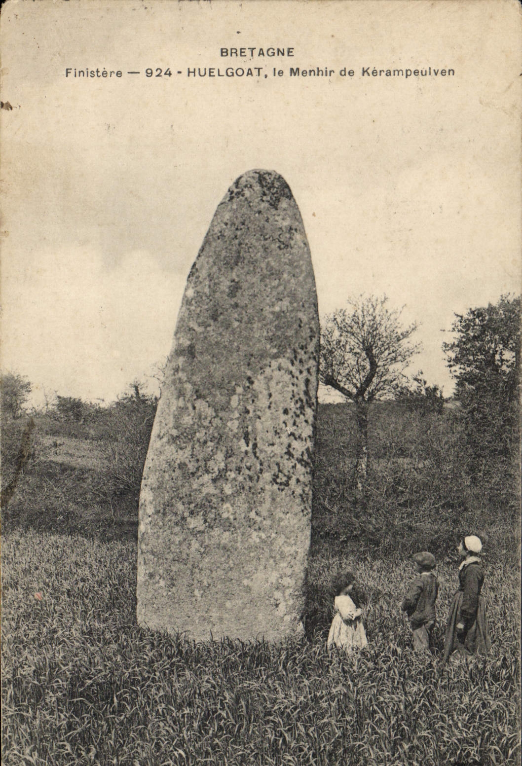 CPA Dolmen Menhir Huelgoat Le menhir d ekerampeulven 
