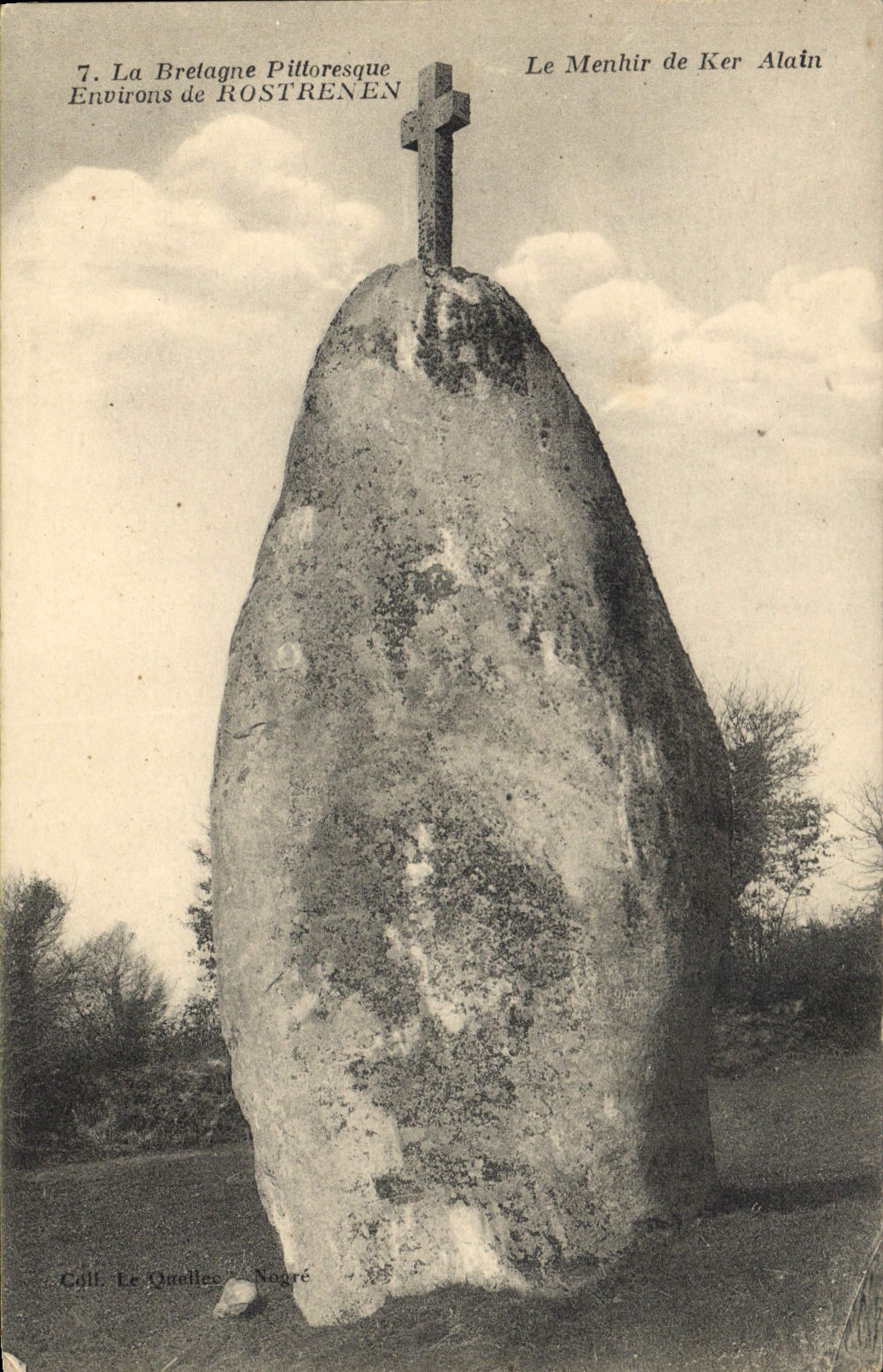CPA Dolmen Menhir Environs de Rostrenen Le menhir de Ker Alain 
