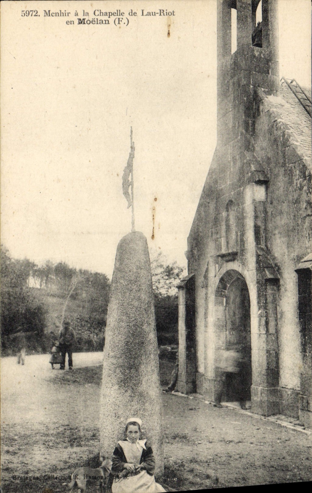 CPA Dolmen Menhir a la chapelle de Lau Riot en Moelan Folklore 