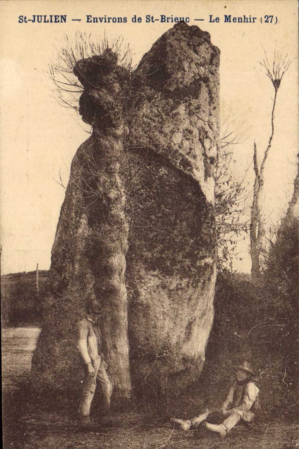 CPA Dolmen Menhir St Julien Environs de St Brieuc le menhir Folklore 
