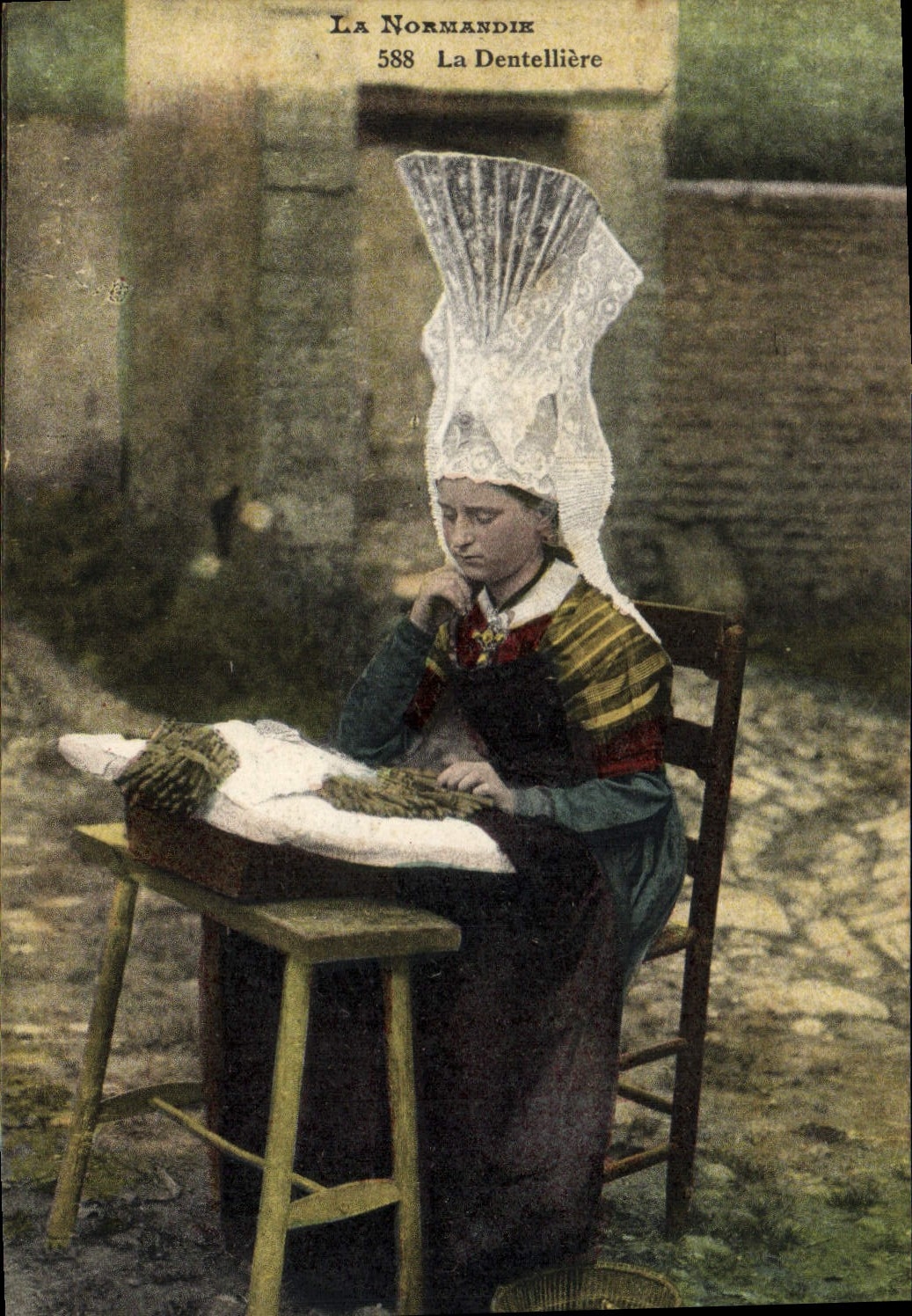 CPA Folklore Normandie La dentelliere 