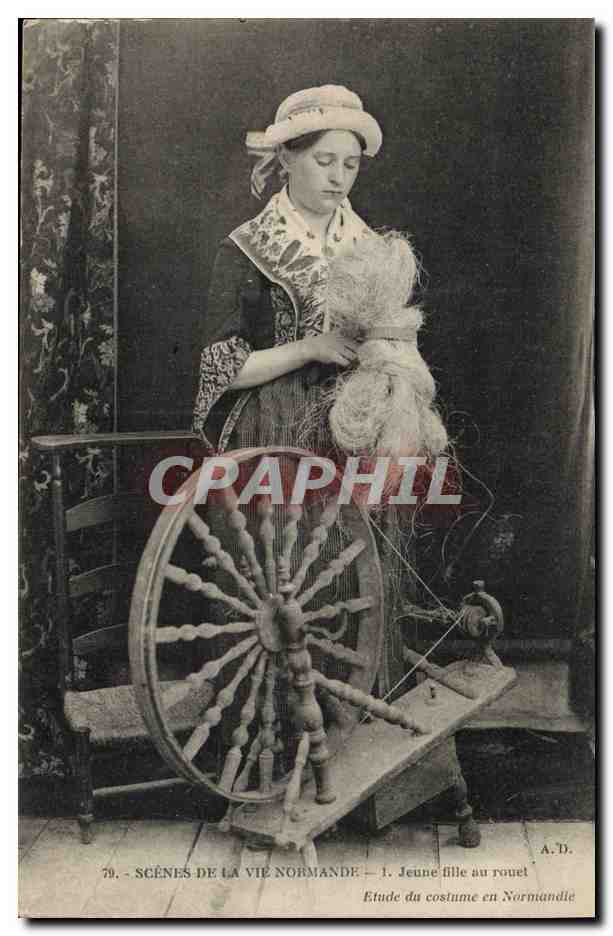 CPA Folklore Normandie Jeune fille au rouet 