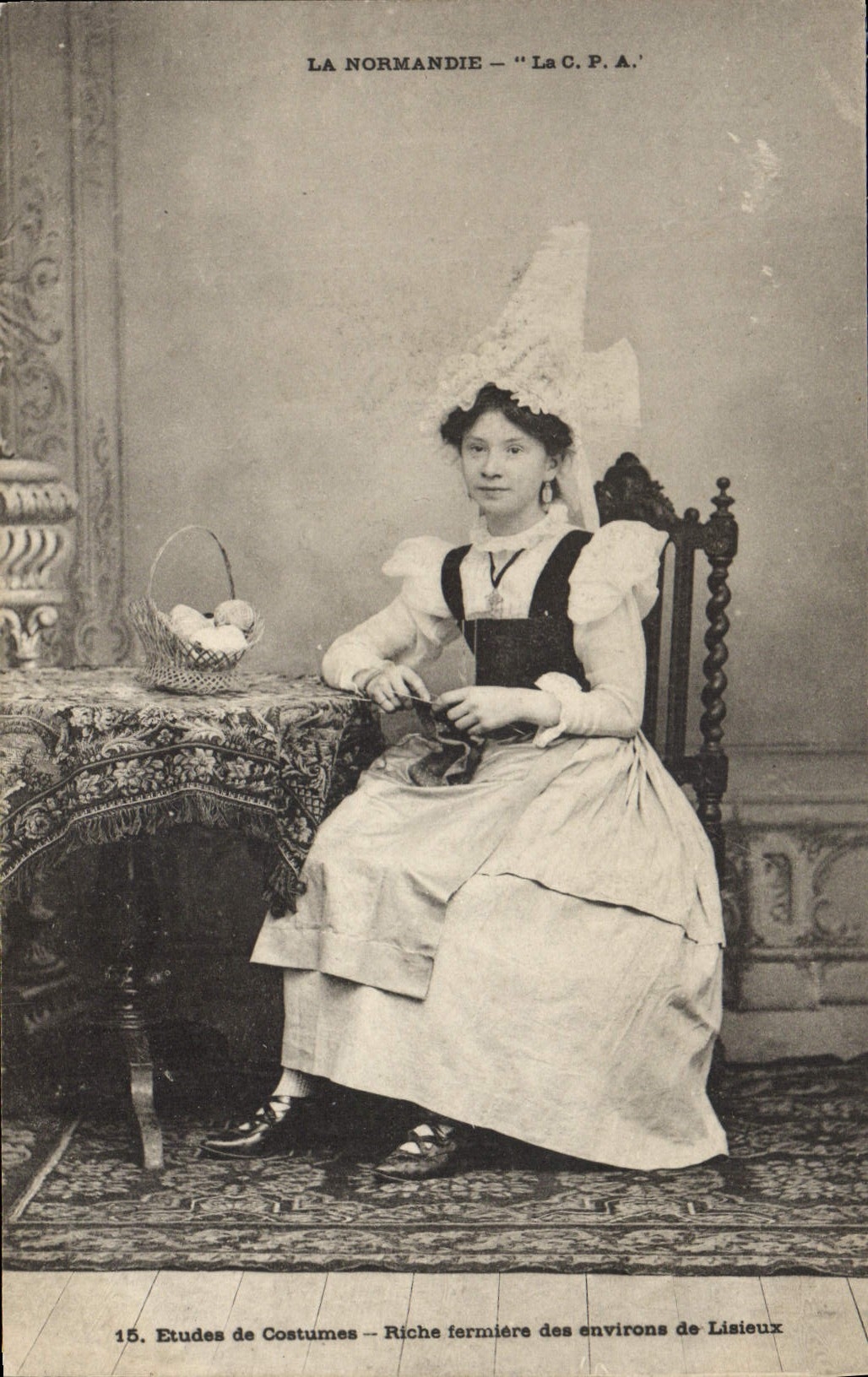 CPA Folklore Normandie Riche fermiere des environs de Lisieux