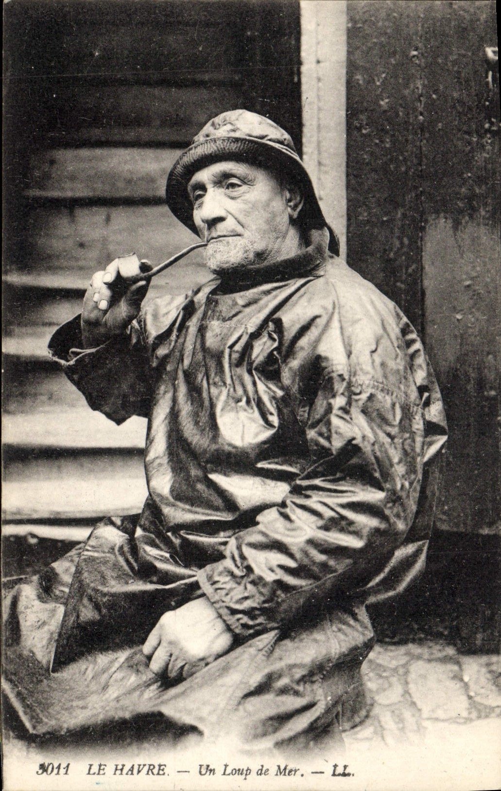 CPA Folklore Normandie Le Havre Un loup de mer Peche