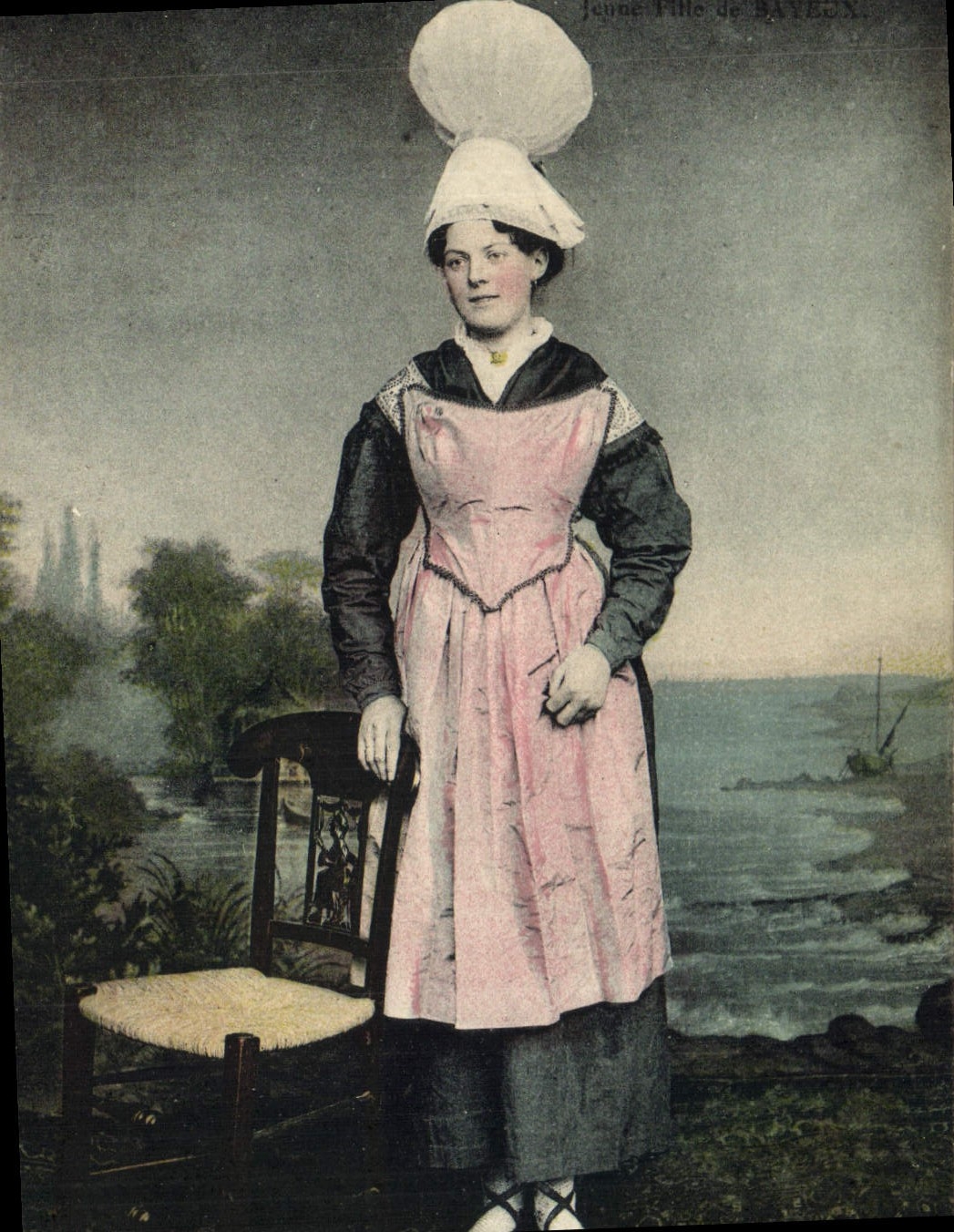 CPA Folklore Normandie Jeune fille de Bayeux
