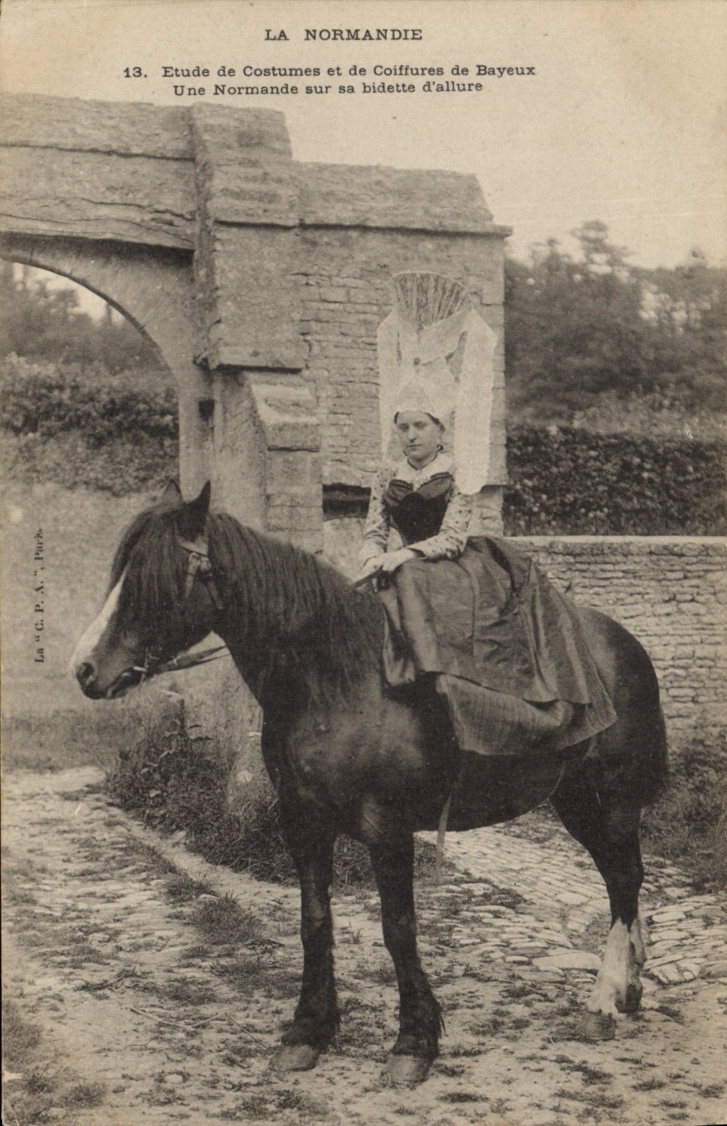 CPA Folklore Normandie Bayeux Une Normande sur sa bidette d'allure Cheval
