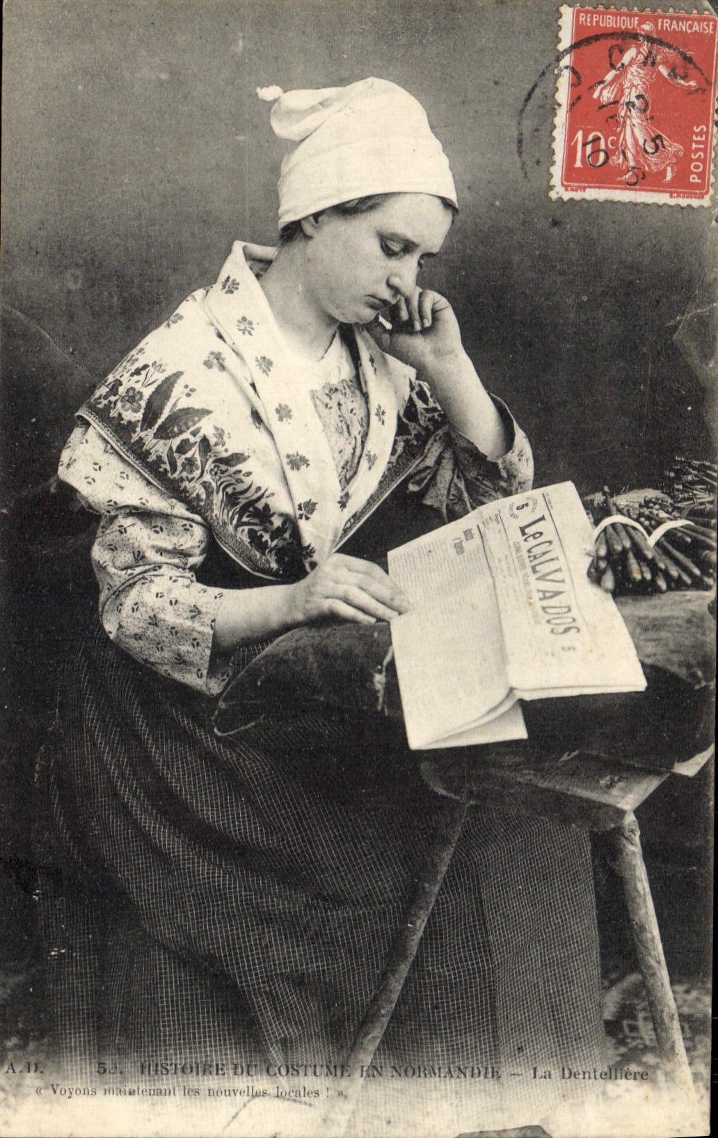 CPA Folklore Normandie Journal le Calvados La dentelliere 