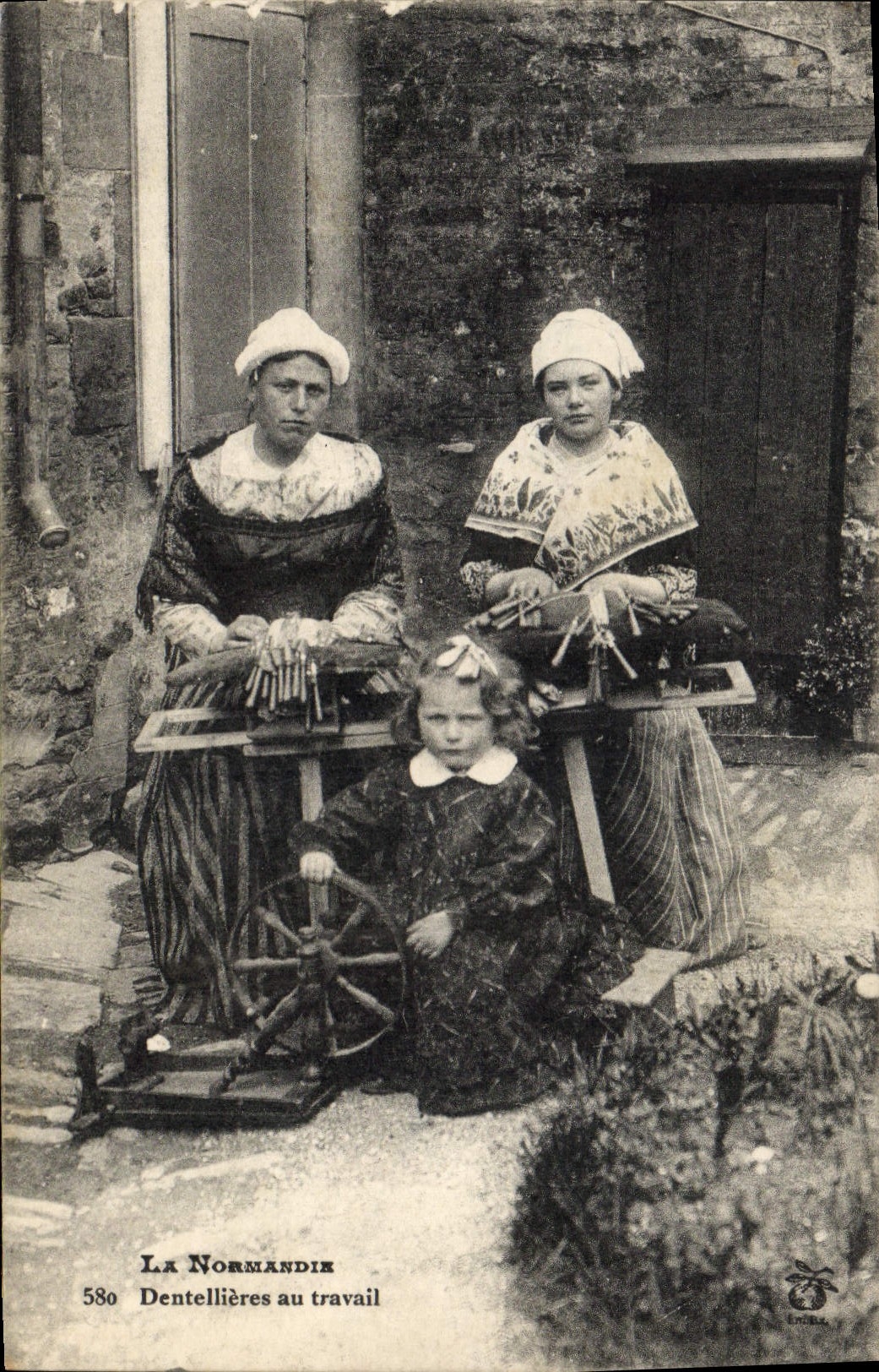 CPA Folklore Normandie Enfants Dentellieres au travail
