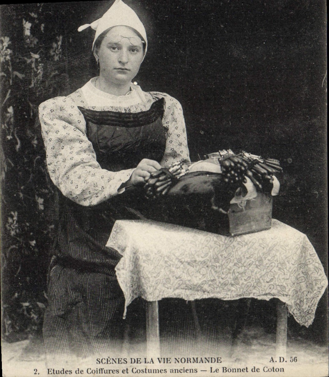 CPA Folklore Normandie Le bonnet de coton