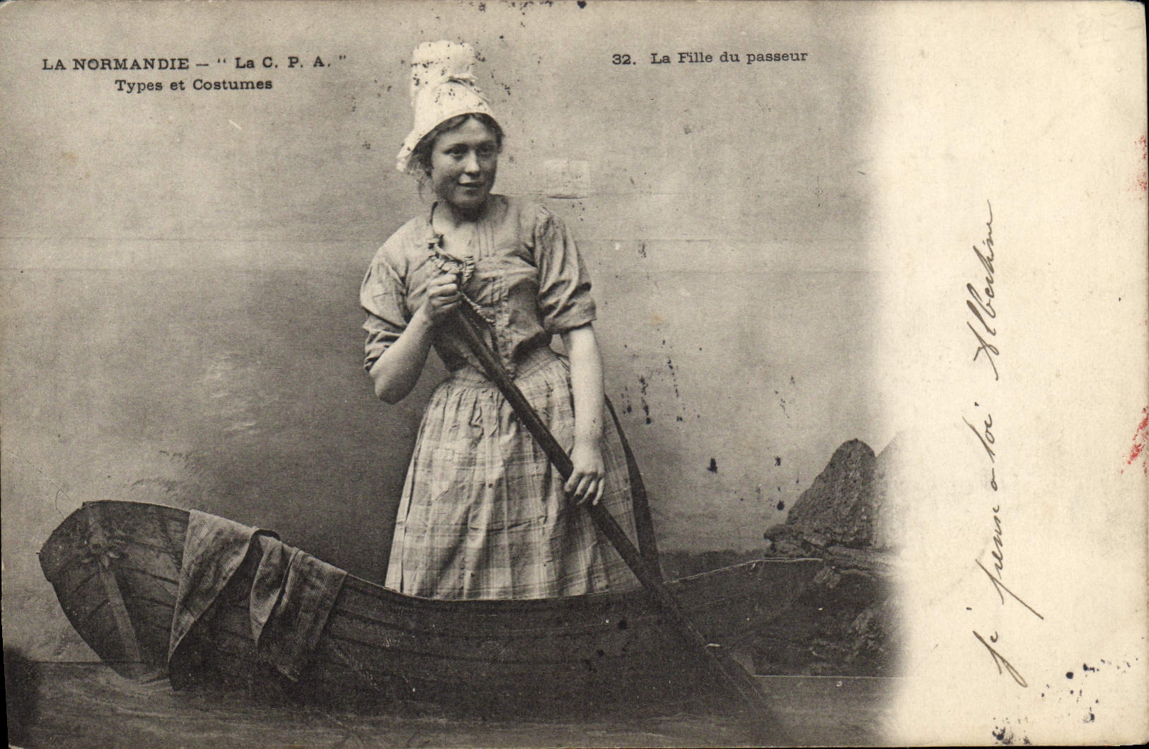 CPA Folklore Normandie La fille du passeur