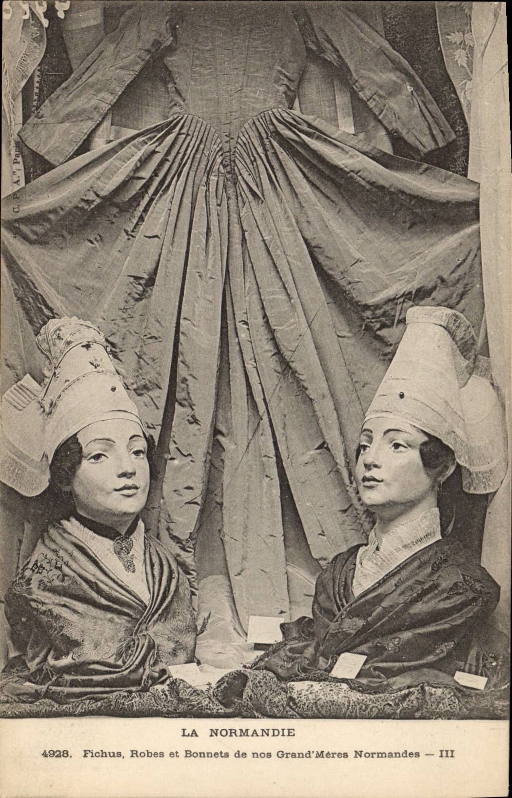 CPA Folklore Normandie Fichus Robes et Bonnets de nos grand meres Normandes