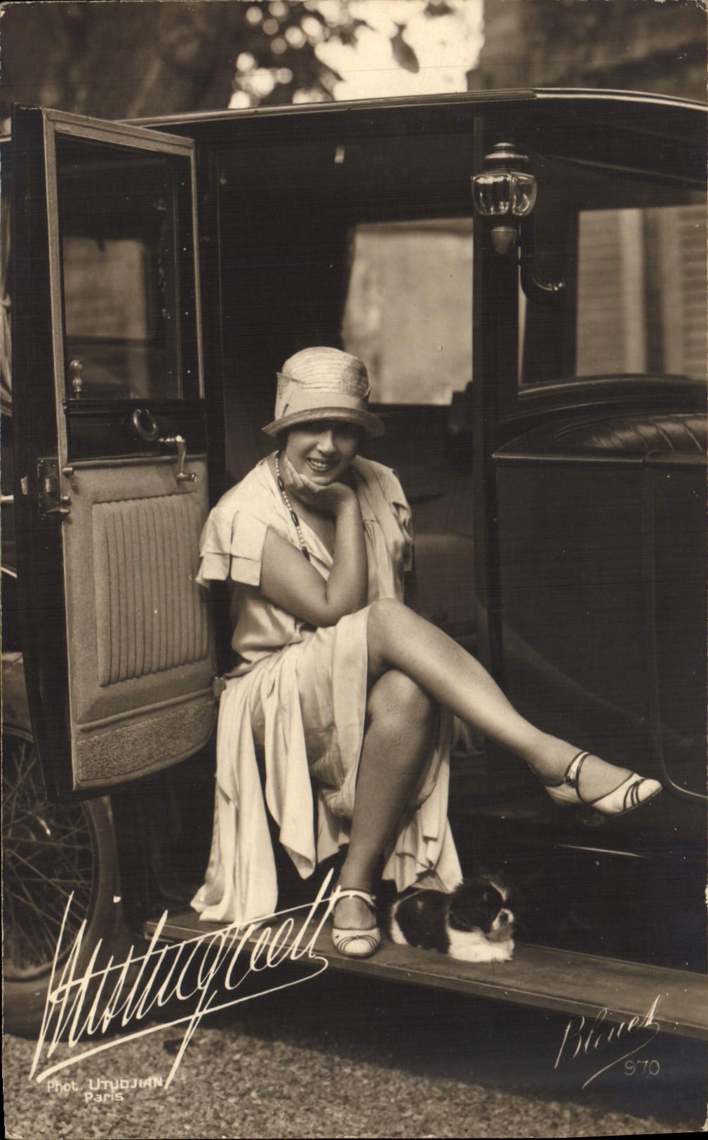Femme élégante avec chat — devant voiture — Phot. Utubjian, Paris, n° 970