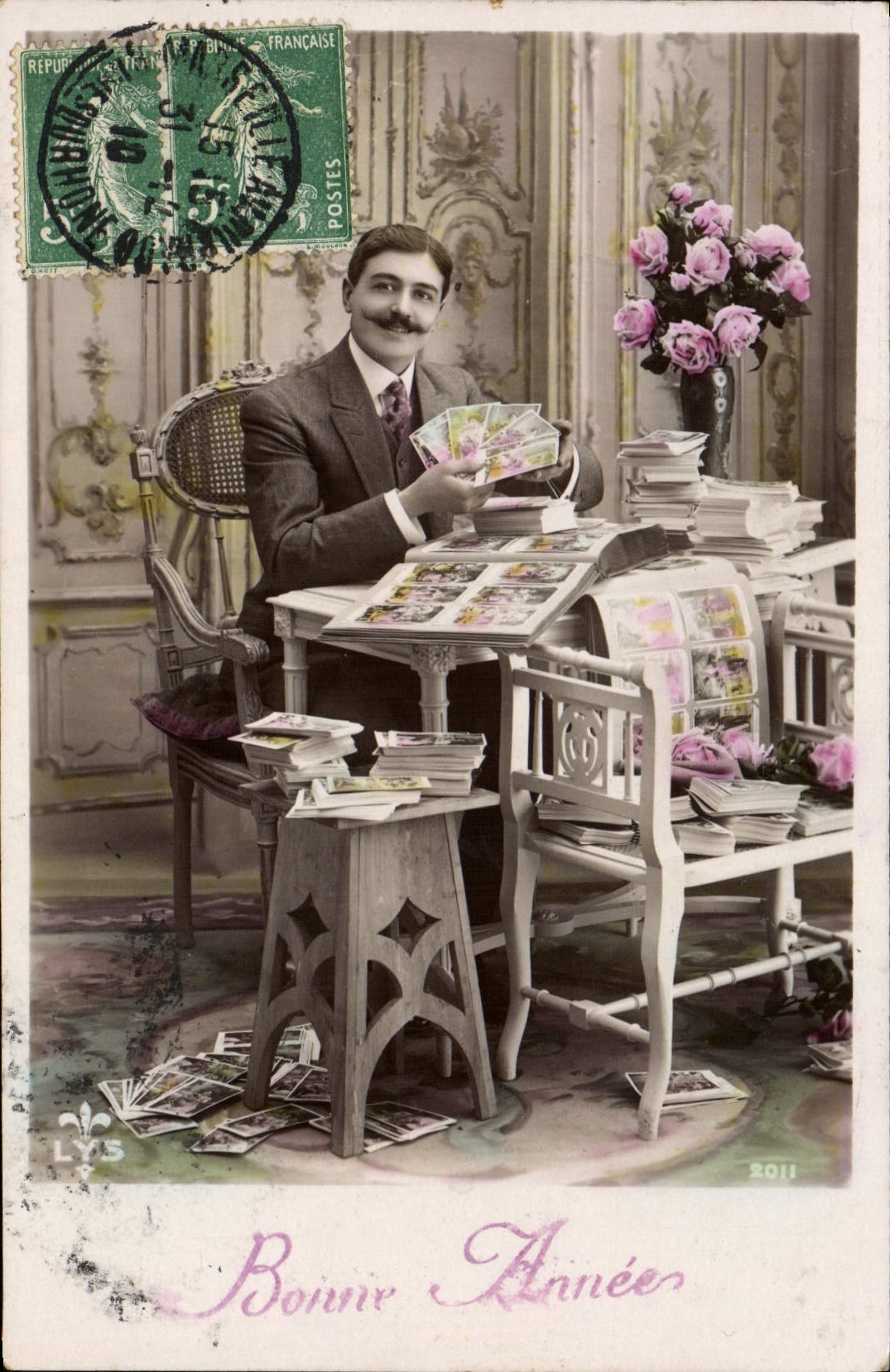 Homme avec cartes postales — studio — LYS